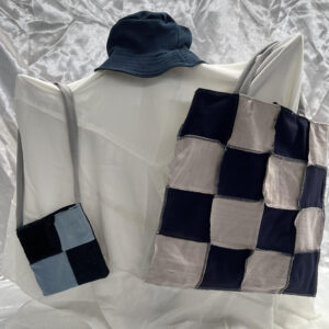 Ensemble de sac, sacoche et chapeau en jean bleu et blanc recyclé- Créations en textile recyclé