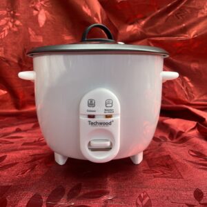 Petite marmite à riz blanche de la marque TECHWOOD, reconditionnée.