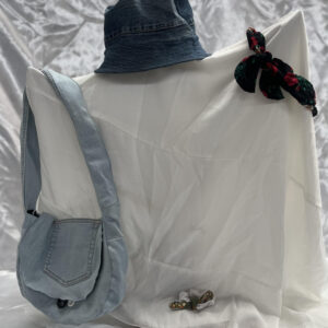 Ensemble de sac, chapeau et d'accessoires cheveux à partir de jean recyclé et tissus à motifs.- Créations en textile recyclé