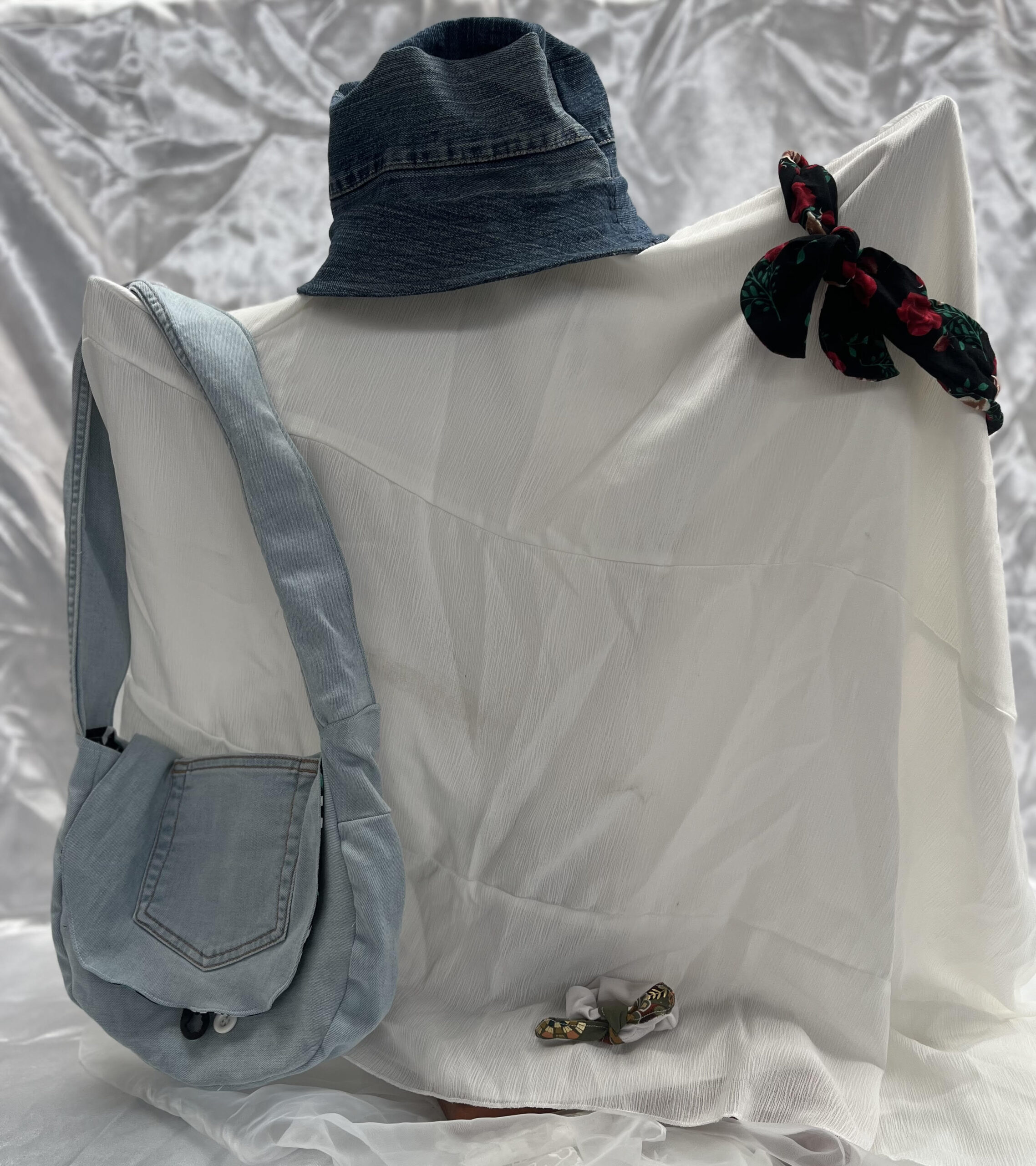 Ensemble de sac, chapeau et d'accessoires cheveux à partir de jean recyclé et tissus à motifs.- Créations en textile recyclé